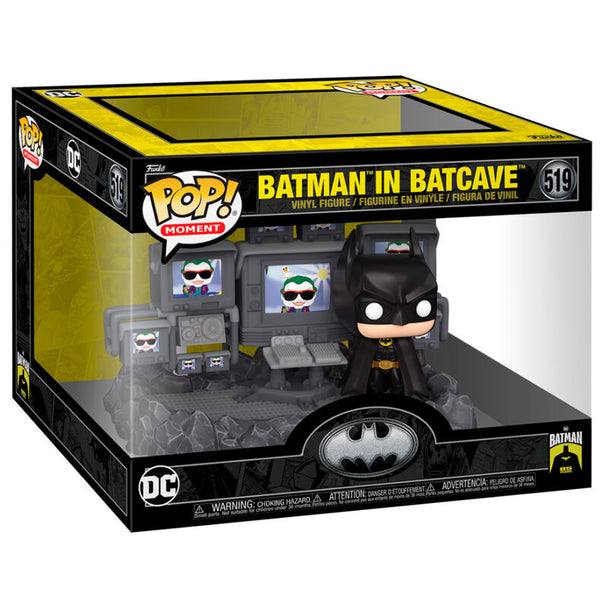 Figurine POP Batman dans la Batcave par FUNKO montrant Batman en tenue noire avec gadgets dans un décor sombre