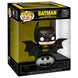 Figurine POP Deluxe Batman FUNKO vue de face avec costume noir et cape détaillée, idéale pour collection DC Comics.
