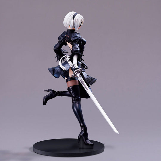 Figurine 2B Yorha No. 2 Type B de Nier: Automata en position dynamique, vue de face, hauteur 18cm.