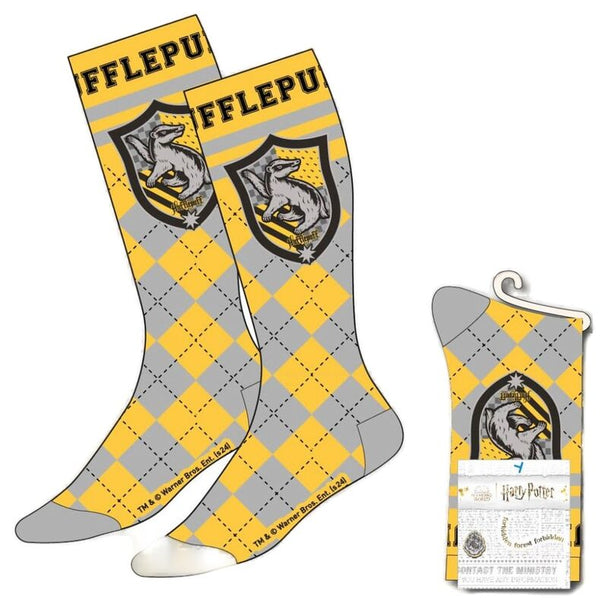 Chaussettes adultes Harry Potter Hufflepuff en coton avec logo officiel de la maison Hufflepuff sur fond jaune et noir.