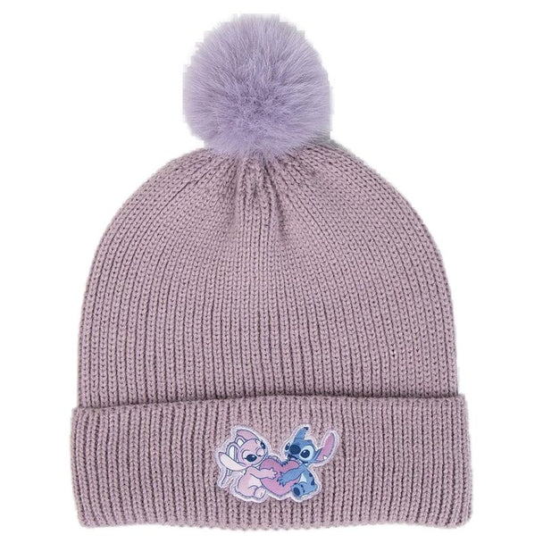 Vue rapprochée du bonnet Stitch avec oreilles et visage brodés en détail sur fond clair