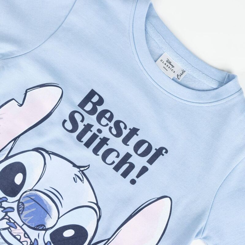 Survêtement Disney Stitch porté par un enfant, montrant le confort et la coupe