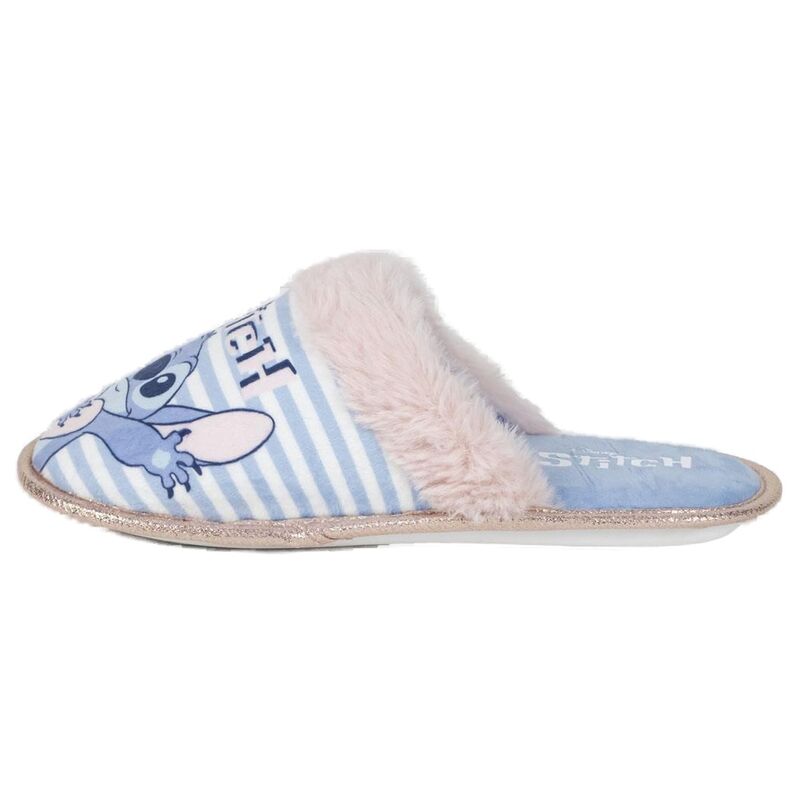 Ensemble des chaussons Disney Stitch CERDÁ en plusieurs tailles exposés sur fond blanc