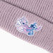 Ensemble bonnet et gants Stitch porté par un enfant souriant en extérieur hivernal