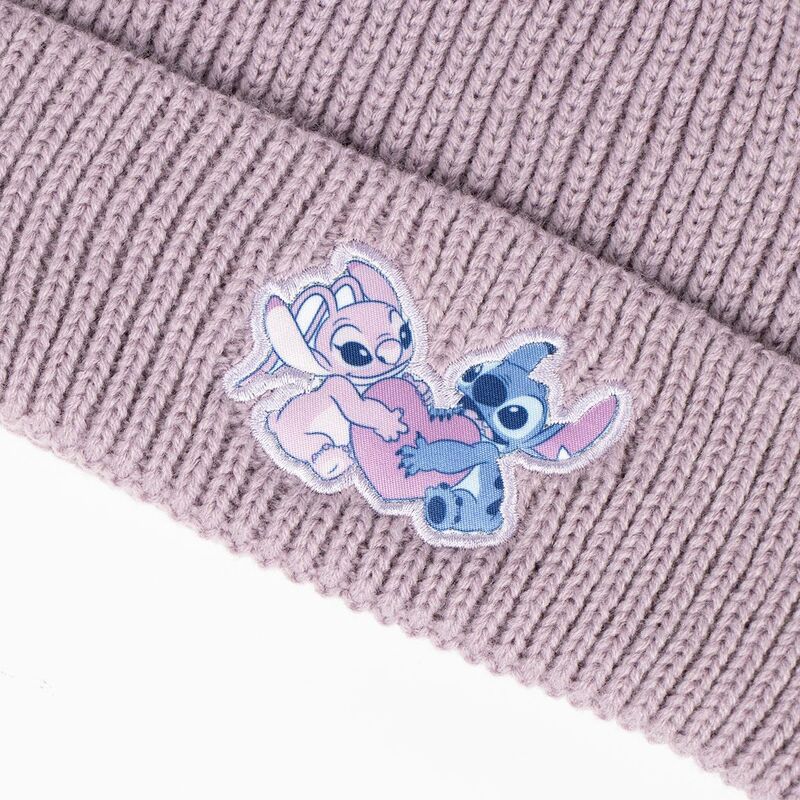 Ensemble bonnet et gants Stitch porté par un enfant souriant en extérieur hivernal