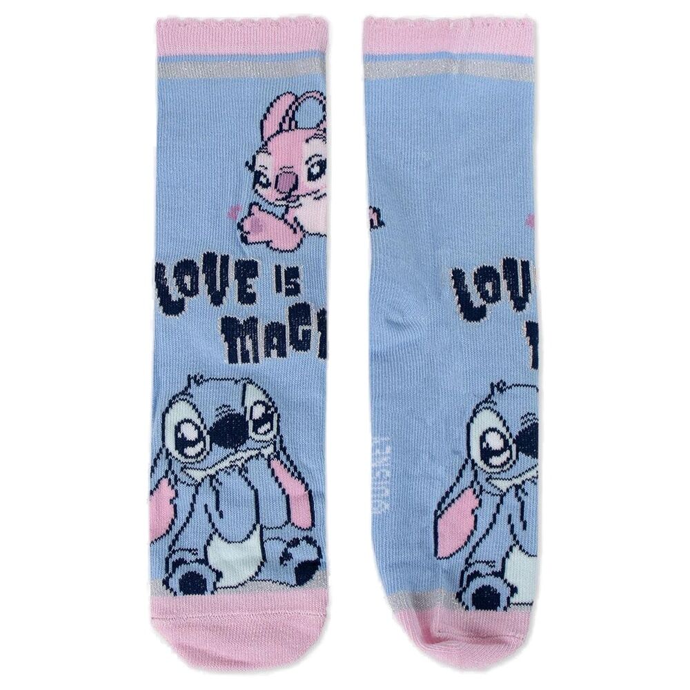 Présentation des chaussettes Disney Stitch portées par un enfant, illustrant le confort et le style