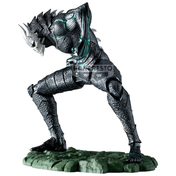 Figurine Kaiju No. 8 métallique de 11cm vue de face, détails précis et finition brillante