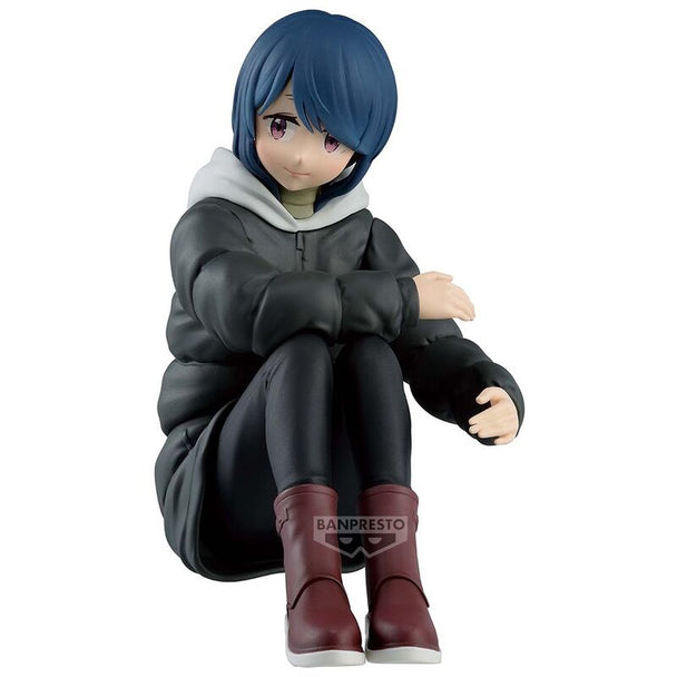 Figurine Rin Shima Laid-Back Camp saison 3 vue de face, posée sur un socle blanc
