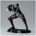 Profil latéral de la figurine Kaiju No. 8 The Brush montrant la posture dynamique et les finitions