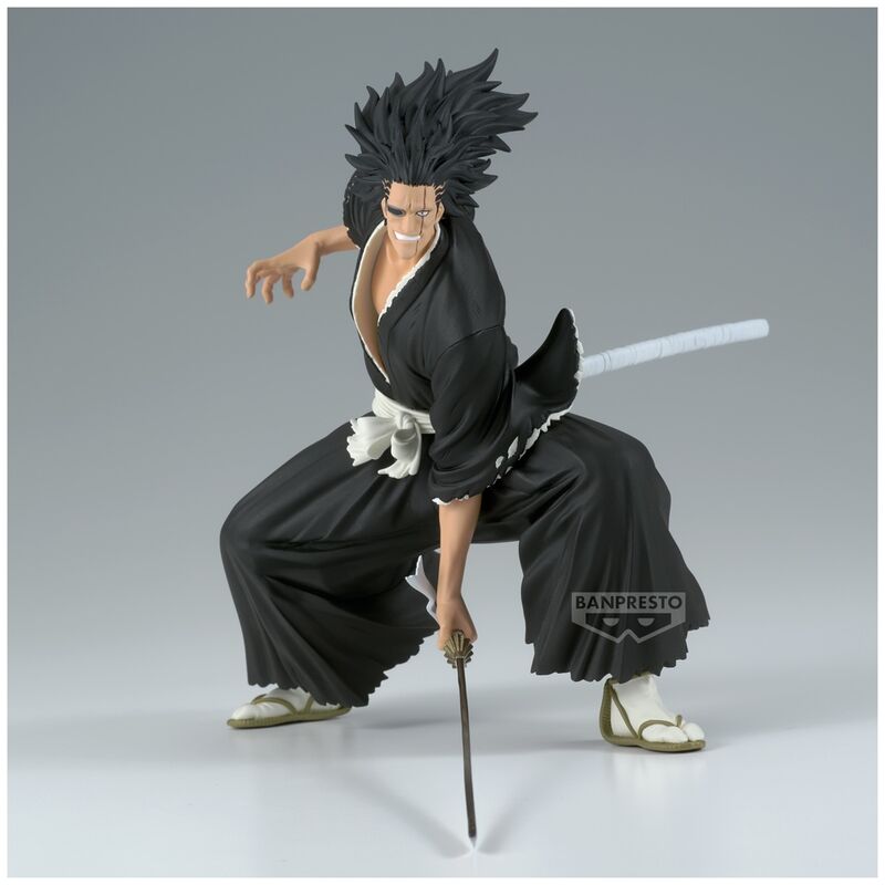 Vue latérale de la figurine Kenpachi Zaraki Bleach 13cm avec son épée iconique