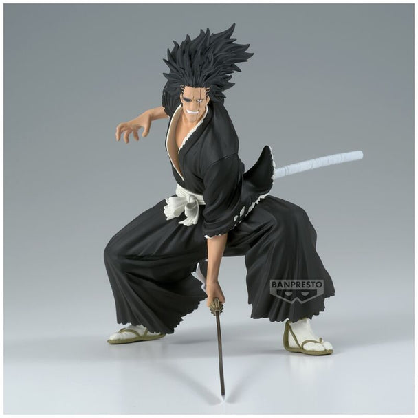 Vue latérale de la figurine Kenpachi Zaraki Bleach 13cm avec son épée iconique