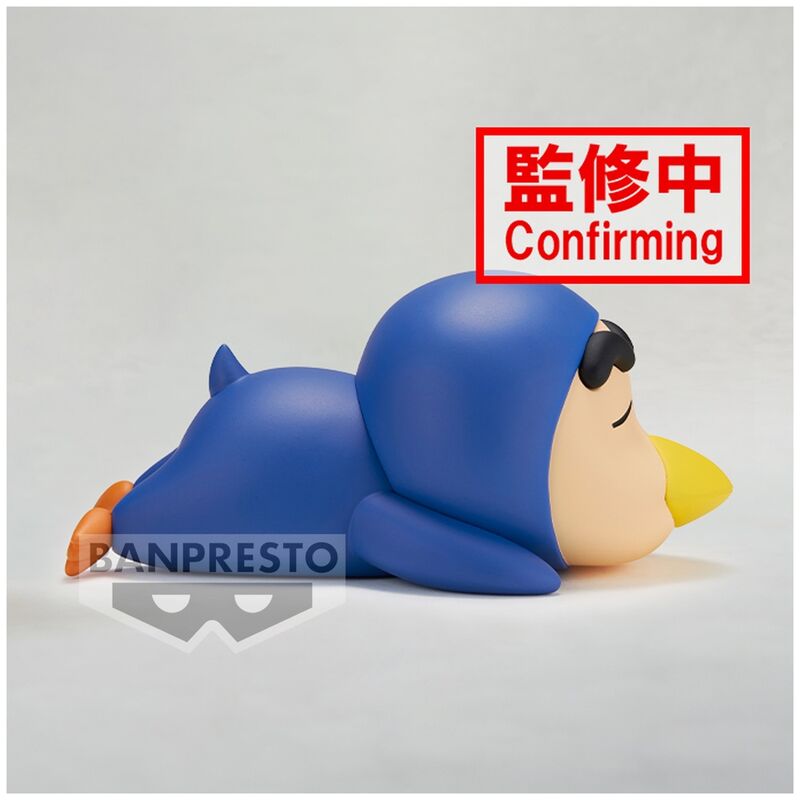 Vue latérale de la figurine Crayon Shinchan avec costume cosplay