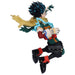 Gros plan sur le visage expressif de la figurine Izuku Midoriya avec ses yeux verts distinctifs