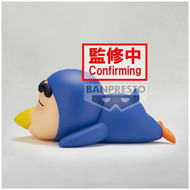 Figurine BANPRESTO Shinnosuke cosplay posée sur un socle blanc