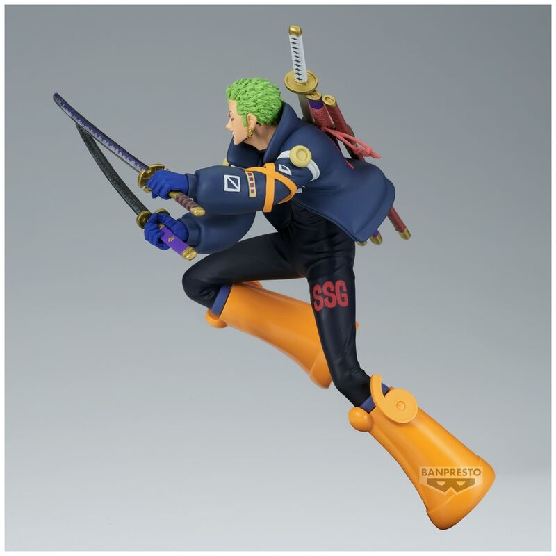 Photo rapprochée des mains de la figurine Roronoa Zoro tenant fermement ses épées