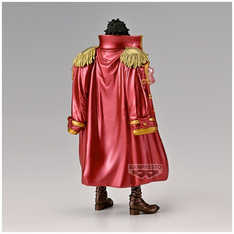 Détail des accessoires et vêtements de la figurine Gold D. Roger par BANPRESTO