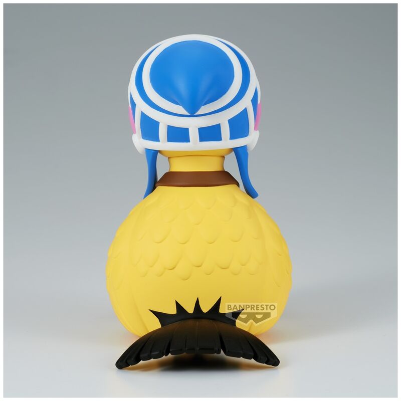 Présentation de la figurine Karoo Sofvimates One Piece posée sur un socle blanc, éclairage studio