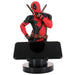Photo rapprochée des mains de la figurine Deadpool tenant une manette Xbox