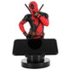 Photo rapprochée des mains de la figurine Deadpool tenant une manette Xbox