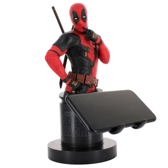 Figurine Deadpool 3 Cable Guy avec fond noir mettant en valeur les couleurs vives
