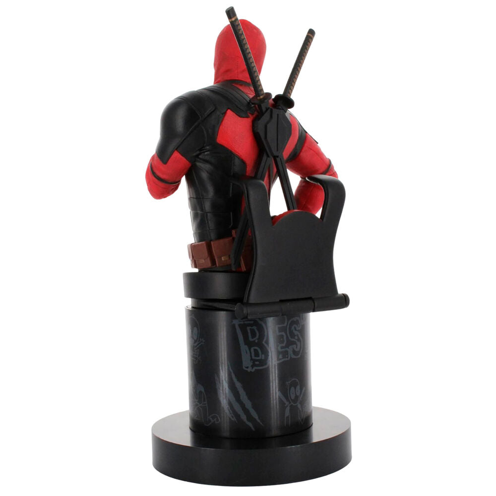 Figurine Deadpool 3 Cable Guy avec manette Nintendo Switch posée dessus