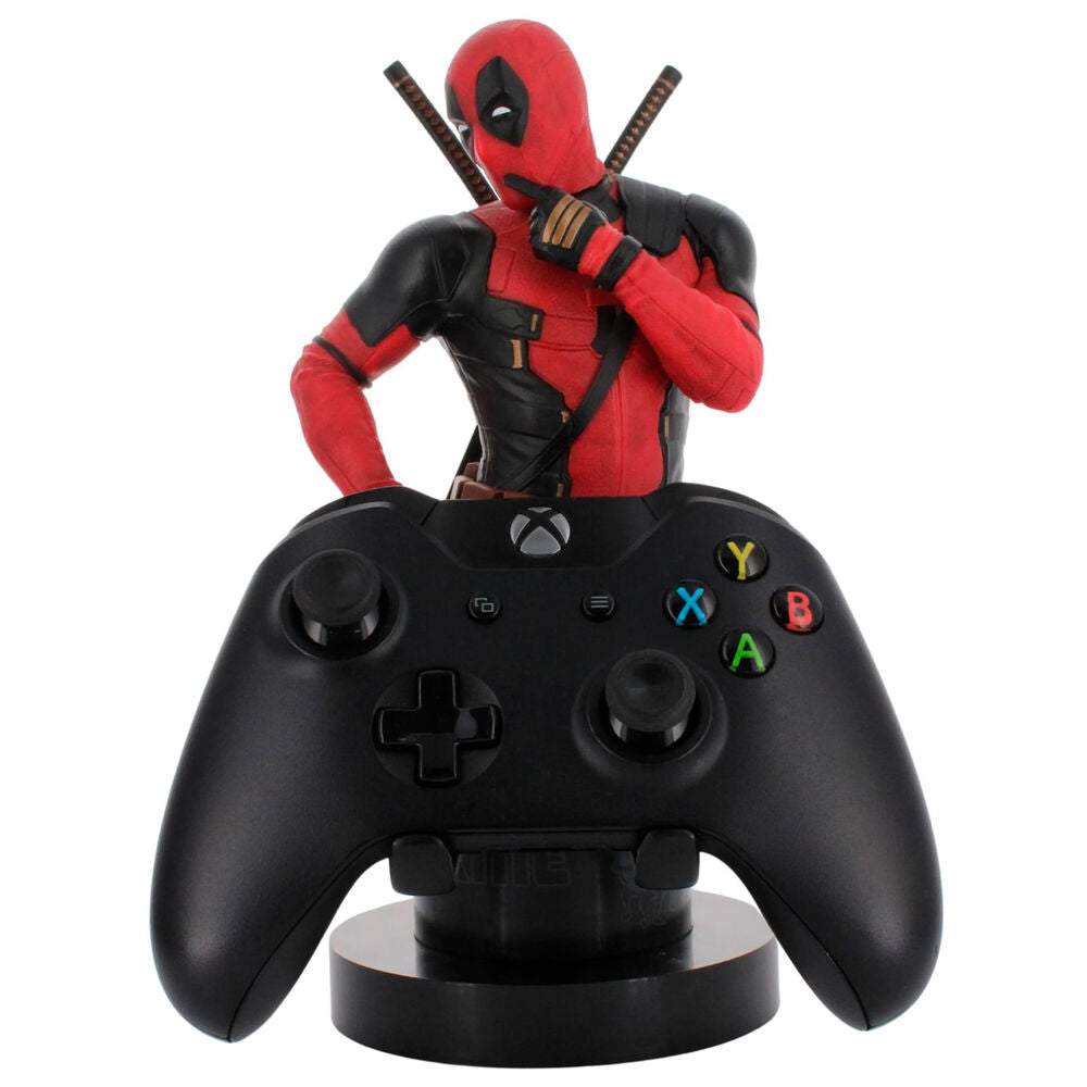 Deadpool 3 Cable Guy en situation sur un bureau gaming avec accessoires