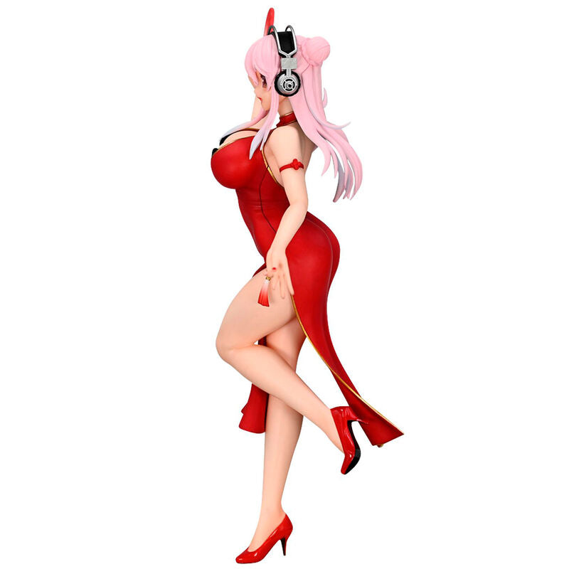 Détail de la robe chinoise traditionnelle portée par la figurine Super Sonico, finition soignée