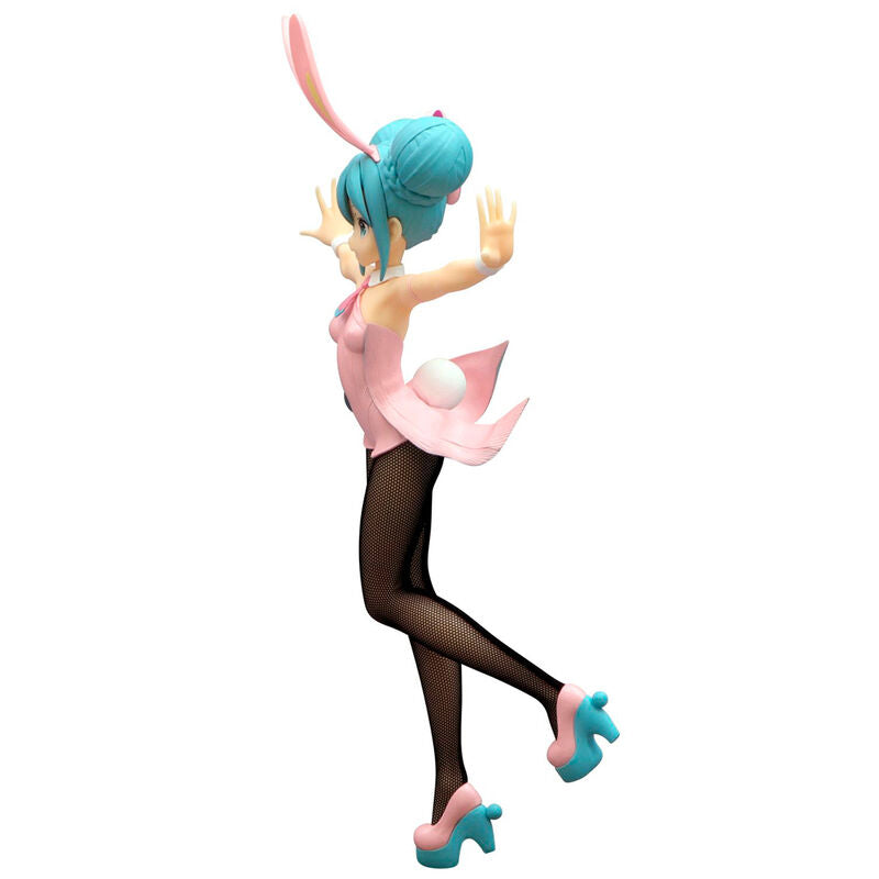 Gros plan sur le visage souriant et les yeux clignotants de la figurine Hatsune Miku Bicute Bunnies