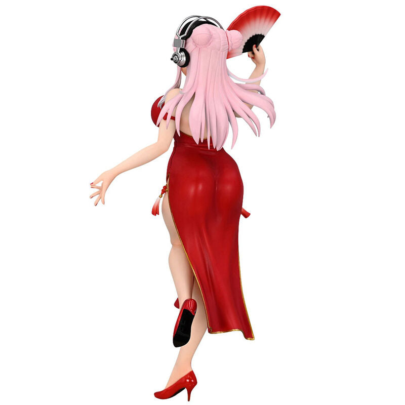 Profil latéral de la figurine Super Sonico 21cm avec accessoires et coiffure élégante
