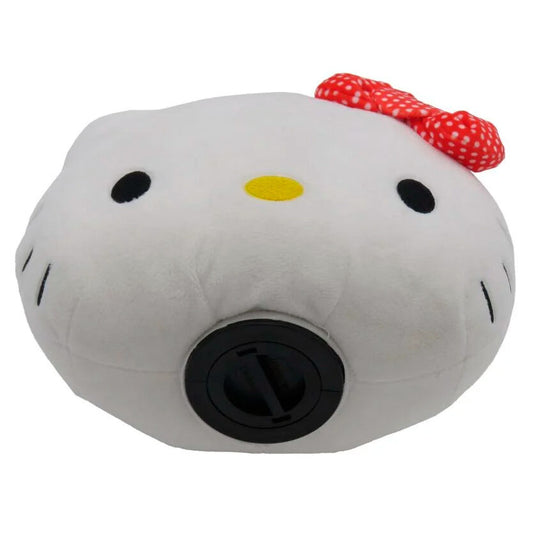 Photo rapprochée de la fente pour pièces sur la tirelire Hello Kitty peluche, mettant en avant la finition soignée