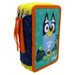 Vue d'ensemble de la trousse triple Bluey Leaves avec ses trois compartiments ouverts et le contenu coloré visible
