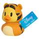 Canard en caoutchouc Disney rouge avec tenue de pirate, détail du visage souriant