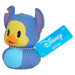 Canard en caoutchouc Disney orange avec écharpe bleue, vue rapprochée