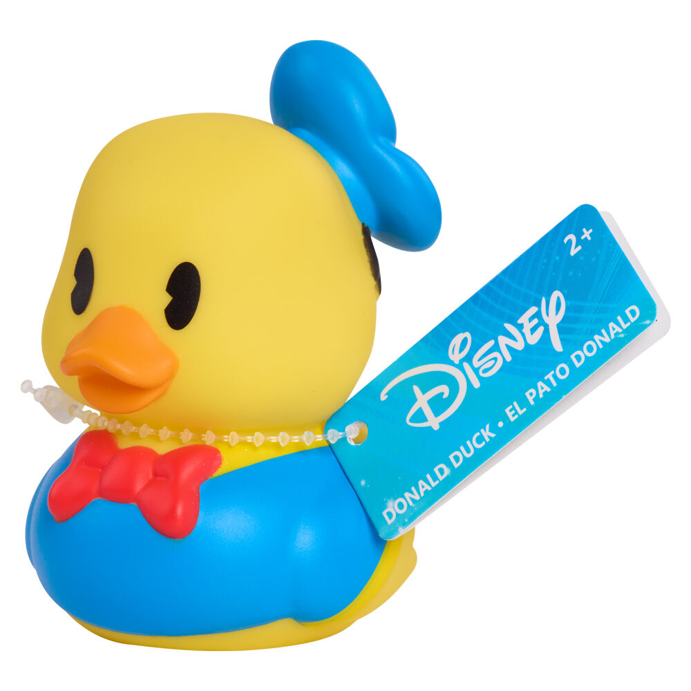 Canard en caoutchouc Disney multicolore avec accessoires de fête, sur fond neutre