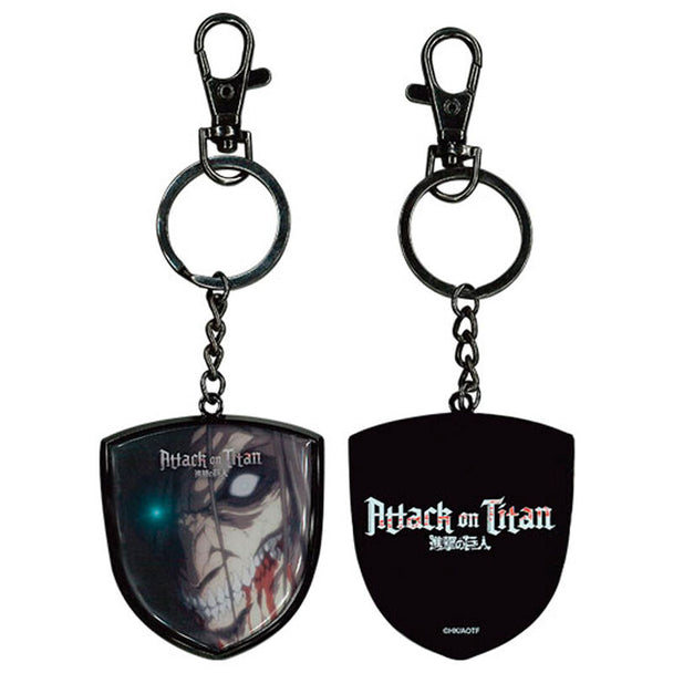 Porte-clés métallique Attack On Titan par SD TOYS avec design détaillé et finition brillante.