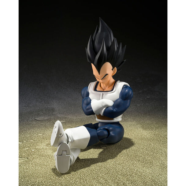 Détail du visage concentré de la figurine Vegeta avec expression intense et fidèle au personnage.