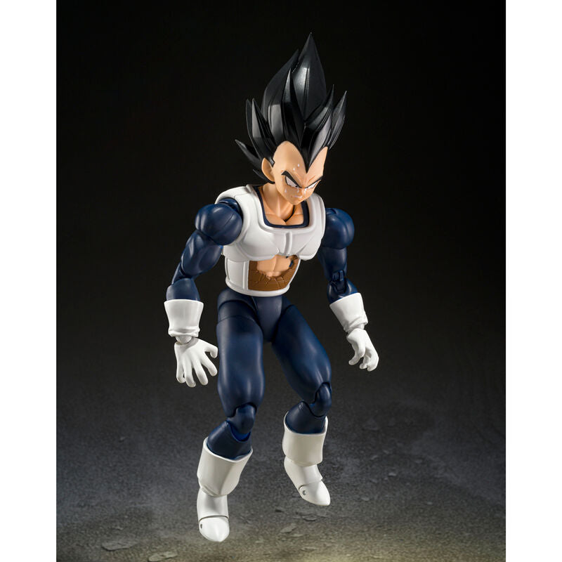 Figurine Vegeta avec bras croisés grâce à la paire d’accessoires supplémentaires fournis.