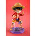 Figurine Monkey D. Luffy posée sur son socle transparent pour exposition stable