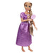 La poupée Raiponce Disney en position debout montrant sa robe violette élégante