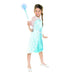 Enfant jouant avec la baguette magique Disney Frozen dans un décor hivernal