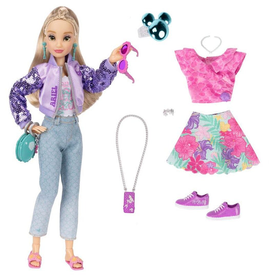Vue latérale de la poupée Ariel montrant sa robe et accessoires élégants