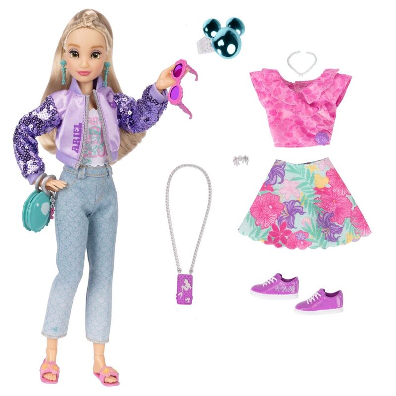 Vue latérale de la poupée Ariel montrant sa robe et accessoires élégants