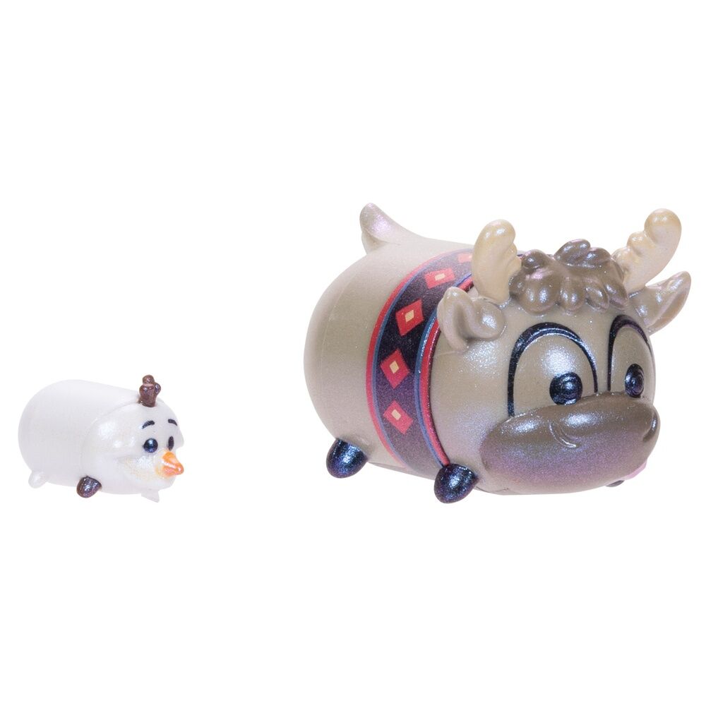 Plusieurs figurines Disney Tsum Tsum Special Finish empilées en pyramide