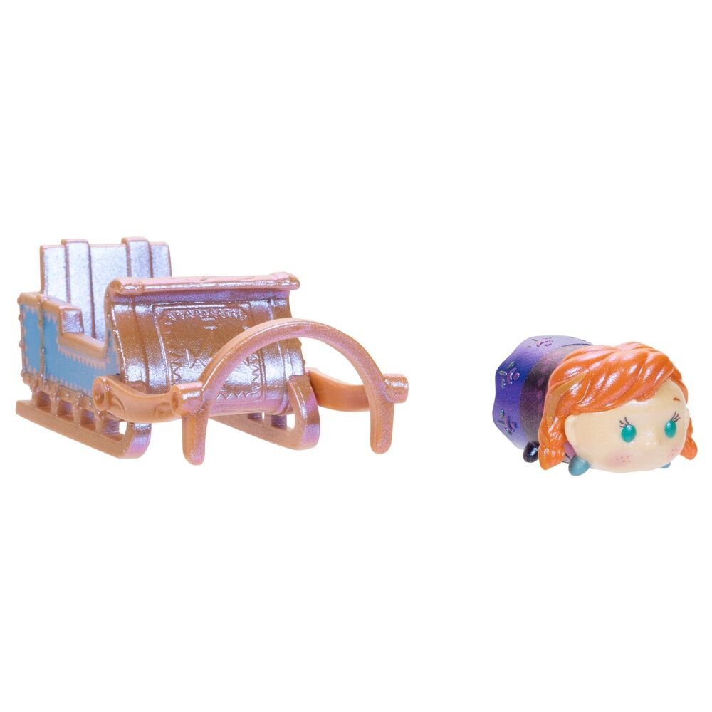 Figurine Disney Tsum Tsum Special Finish posée à côté d'autres accessoires Disney