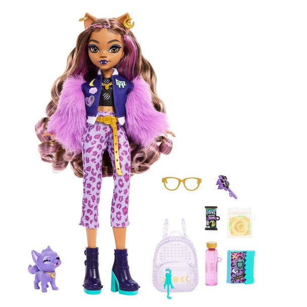 Clawdeen Wolf posant avec son animal de compagnie Crescent sur fond blanc