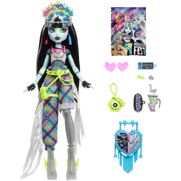 Zoom sur le visage articulé de la poupée Frankie Stein avec maquillage et coiffure stylée Monster High