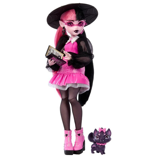 Count Fabulous, animal de compagnie de Draculaura, debout à côté de la poupée