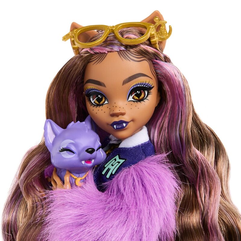 Vue rapprochée du visage articulé de la poupée Clawdeen Wolf avec maquillage détaillé