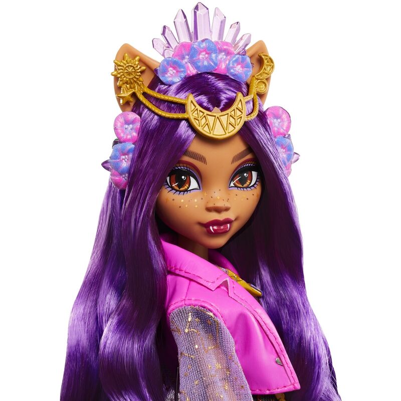 Poupée Monster High Clawdeen Wolf posée avec ses accessoires thématiques festifs