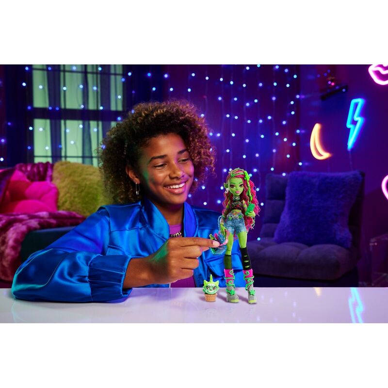 Vue complète de la poupée Monster High Venus McFlytrap avec ses couleurs vives et style unique